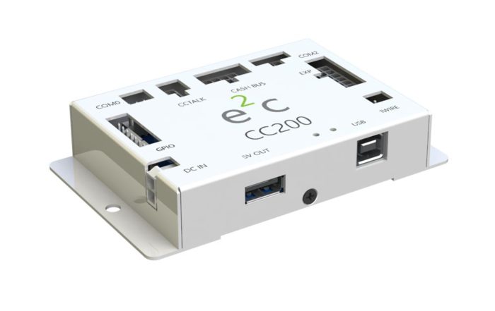 Imagen de un concentrador de dispositivos inteligentes e2c CC200 conectado a varios periféricos de pago, como lectores de billetes, lectores de tarjetas de crédito y dispensadores de billetes