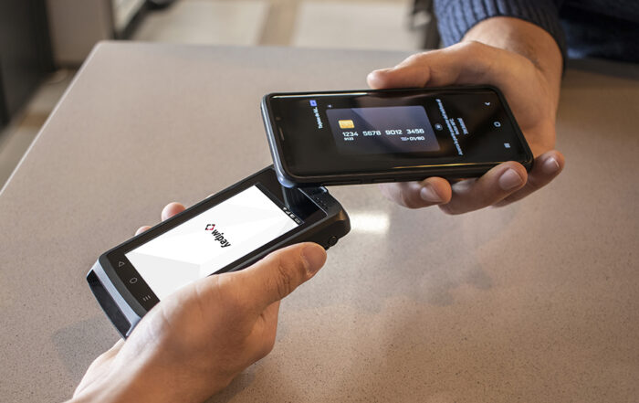 Imagen que muestra diferentes dispositivos de pago con tarjeta y cashless utilizados en comercios