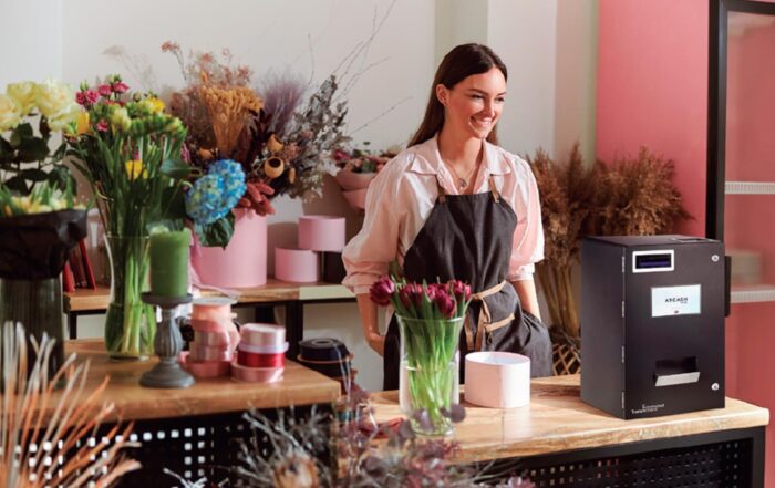Representación de AT-CASH One en el mostrador de una floristería