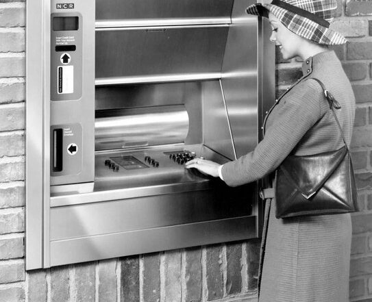Imagen de una señora usando un cajero automatico en el pasado